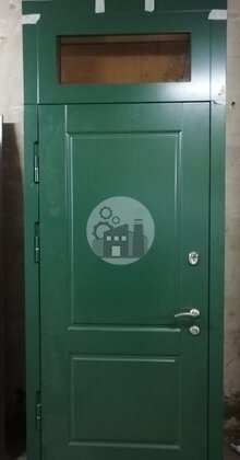 дверь со стеклопакетом в верхней вставке